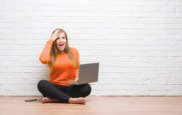 Junge Erwachsene Frau Sitzt Auf Dem Boden Über Weißen Backstein — Stockfoto