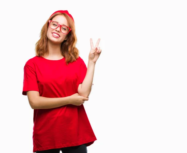Genç Güzel Kadın Mutlu Yüz Zafer Işareti Yaparken Kameraya Göz — Stok fotoğraf