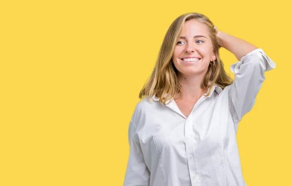 Bella Giovane Donna Affari Sfondo Isolato Sorridente Fiducioso Toccare Capelli — Foto Stock