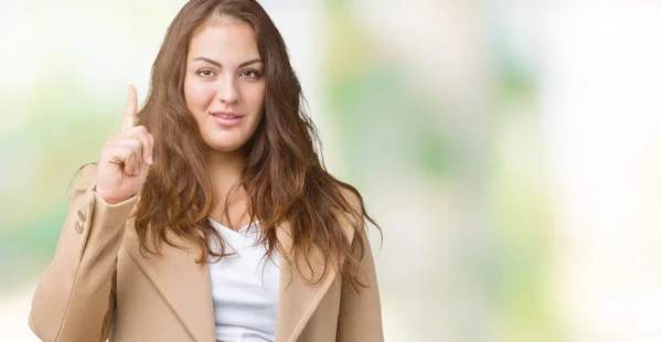 Hermosa Mujer Joven Tamaño Grande Con Abrigo Invierno Sobre Fondo —  Fotos de Stock