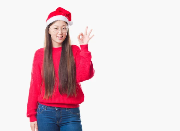 Jovem Chinesa Sobre Fundo Isolado Vestindo Chapéu Natal Sorrindo Positivo — Fotografia de Stock