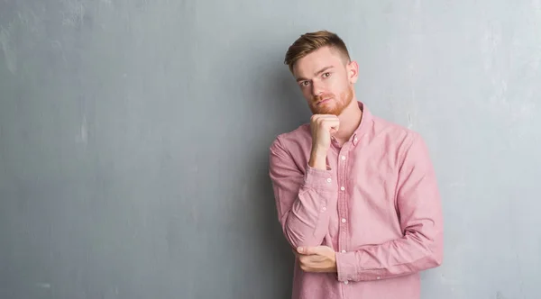 Joven Pelirrojo Sobre Pared Gris Grunge Usando Camisa Rosa Con — Foto de Stock