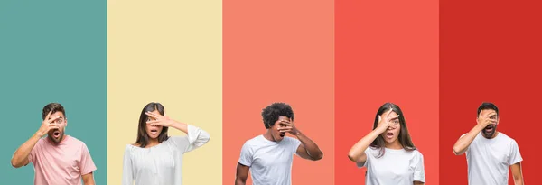 Colagem Diferentes Etnias Jovens Sobre Listras Coloridas Fundo Isolado Espreitando — Fotografia de Stock