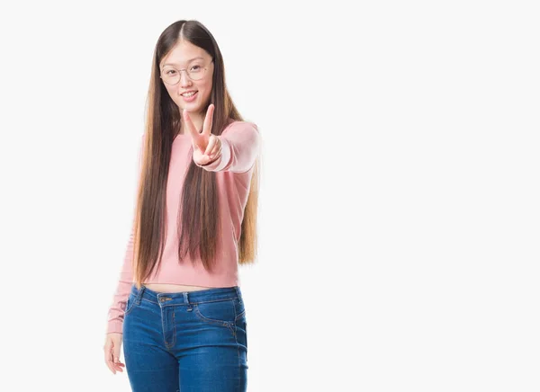 Joven Mujer China Sobre Fondo Aislado Con Gafas Sonriendo Mirando — Foto de Stock