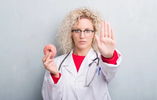 Jovem Mulher Médica Nutricionista Loira Sobre Grunge Parede Cinza Segurando — Fotografia de Stock