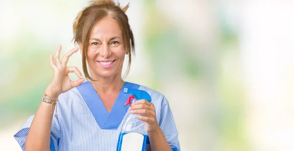 Meia Idade Morena Limpador Mulher Vestindo Uniforme Trabalho Doméstico Sobre — Fotografia de Stock