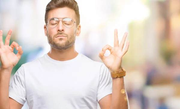 Jovem Homem Bonito Usando Óculos Sobre Fundo Isolado Relaxar Sorrir — Fotografia de Stock