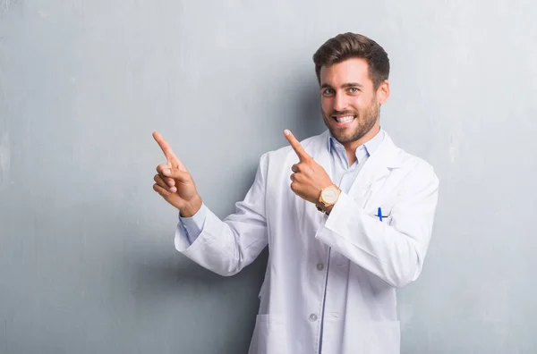 Beau Jeune Homme Professionnel Sur Mur Gris Grunge Vêtu Manteau — Photo