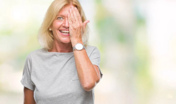 Blonde Frau Mittleren Alters Über Isoliertem Hintergrund Die Ein Auge — Stockfoto