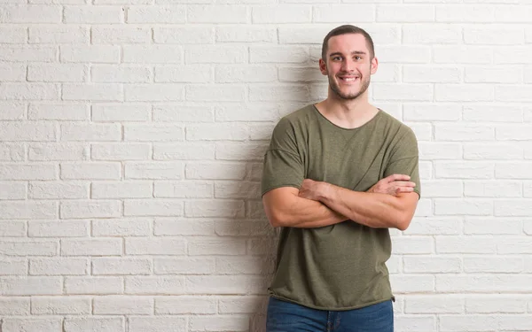 Homem Caucasiano Jovem Sobre Parede Tijolo Branco Rosto Feliz Sorrindo — Fotografia de Stock