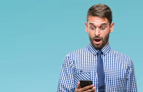 Jonge Hadsome Man Sms Verzenden Bericht Smartphone Geïsoleerd Achtergrond Bang — Stockfoto