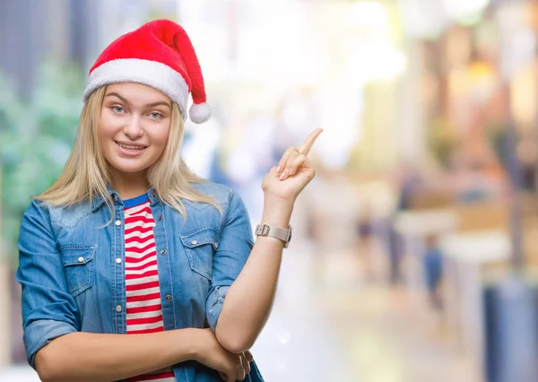 Jonge Kaukasische Vrouw Kerstmuts Dragen Geïsoleerde Achtergrond Met Een Grote — Stockfoto