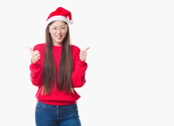 Jovem Chinesa Sobre Fundo Isolado Vestindo Sinal Sucesso Chapéu Natal — Fotografia de Stock