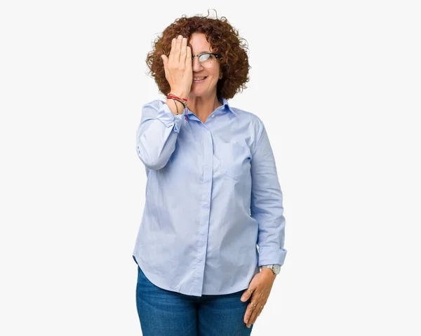 Schöne Seniorin Mittleren Alters Geschäftsfrau Mit Brille Vor Isoliertem Hintergrund — Stockfoto