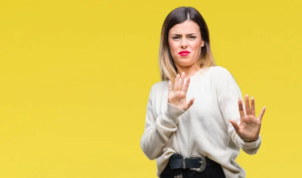 Ung Vacker Kvinna Casual Vit Tröja Över Isolerade Bakgrund Rädd — Stockfoto