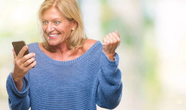 Blonde Frau Mittleren Alters Sendet Nachricht Smartphone Über Isolierten Hintergrund — Stockfoto