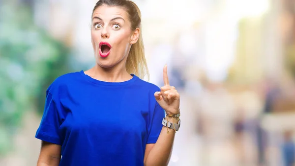 Mujer Hermosa Joven Que Usa Una Camiseta Azul Casual Sobre —  Fotos de Stock