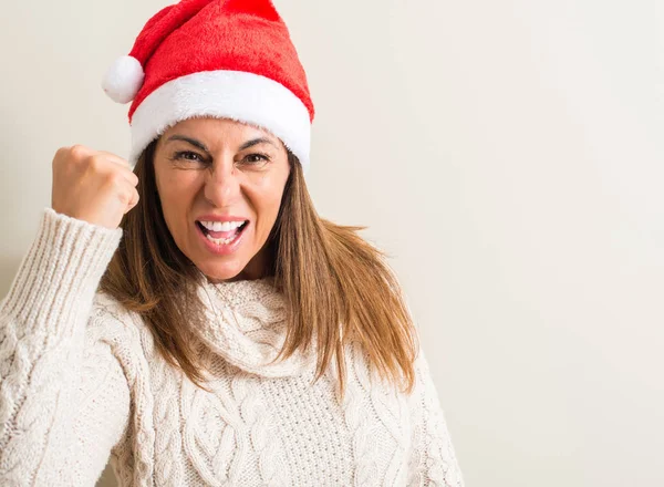 Středního Věku Žena Nosí Vánoční Čepice Santa Claus Naštvaný Frustrovaný — Stock fotografie