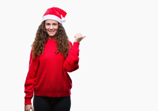 Menina Morena Jovem Usando Chapéu Natal Sobre Fundo Isolado Sorrindo — Fotografia de Stock