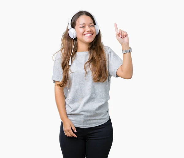 Jovem Mulher Bonita Usando Fones Ouvido Ouvindo Música Sobre Fundo — Fotografia de Stock