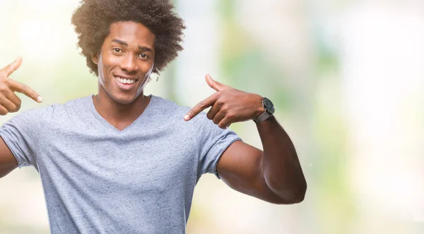 Afro American Mężczyzna Białym Tle Patrząc Pewny Siebie Uśmiechem Twarzy — Zdjęcie stockowe