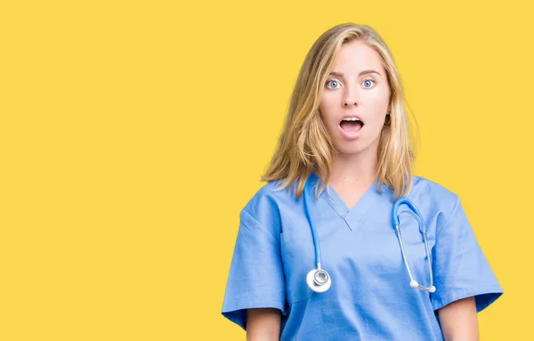 Krásný Mladý Lékař Žena Nosit Lékařské Uniforma Izolované Pozadí Strach — Stock fotografie