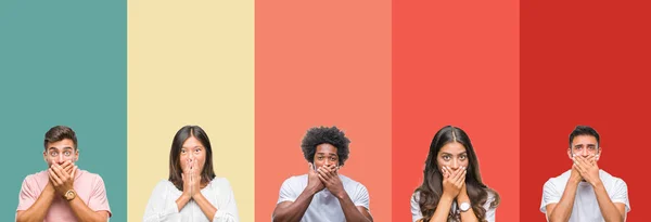 不同的种族年轻人拼贴在五颜六色的条纹孤立的背景震惊覆盖嘴与手的错误 秘密概念 — 图库照片