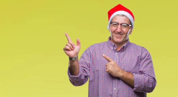 Hombre Mayor Guapo Con Sombrero Navidad Sobre Fondo Aislado Sonriendo — Foto de Stock