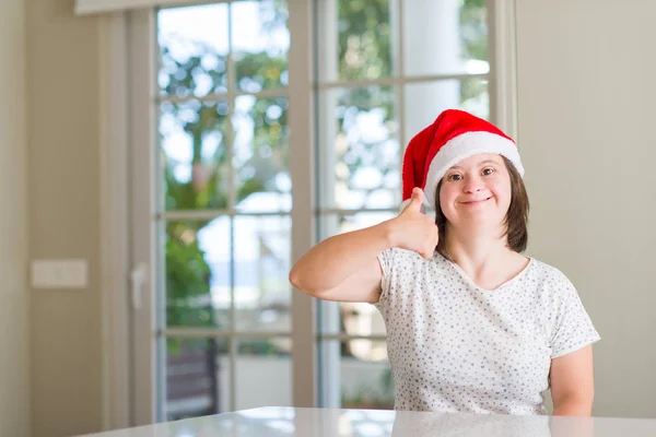 Downův Syndrom Žena Doma Nosí Vánoční Čepice Happy Velkým Úsměvem — Stock fotografie