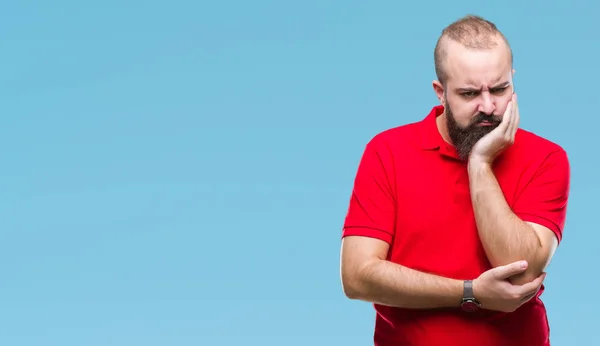 Junger Kaukasischer Hipster Mann Mit Rotem Hemd Vor Isoliertem Hintergrund — Stockfoto