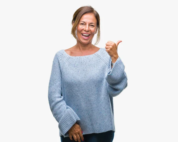 中年年配のヒスパニック系女性を探していると親指側に上向きの幸せそうな顔を浮かべて隔離された背景に冬のセーターを着て — ストック写真