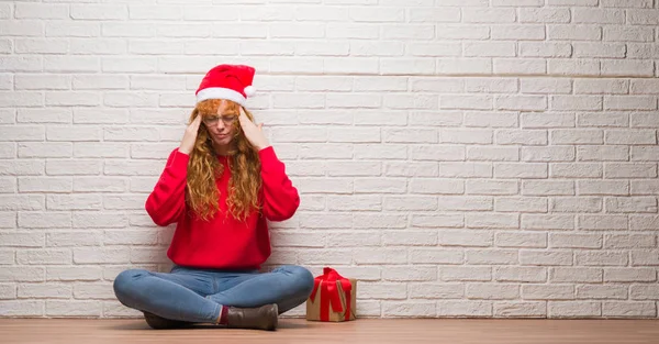 Junge Rothaarige Frau Sitzt Über Backsteinmauer Mit Weihnachtsmütze Mit Der — Stockfoto