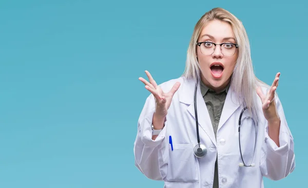 Junge Blonde Ärztin Mit Isoliertem Hintergrund Feiert Verrückt Und Erstaunt — Stockfoto