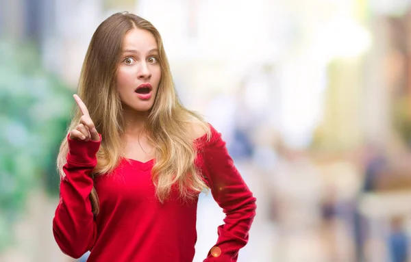 Wanita Muda Pirang Cantik Mengenakan Sweater Merah Atas Latar Belakang — Stok Foto
