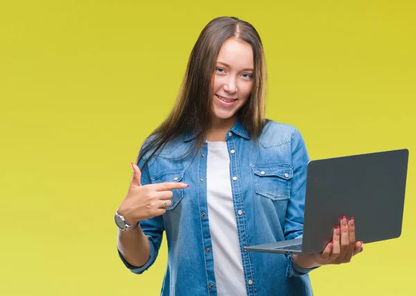 Giovane Donna Caucasica Utilizzando Computer Portatile Sfondo Isolato Con Faccia — Foto Stock