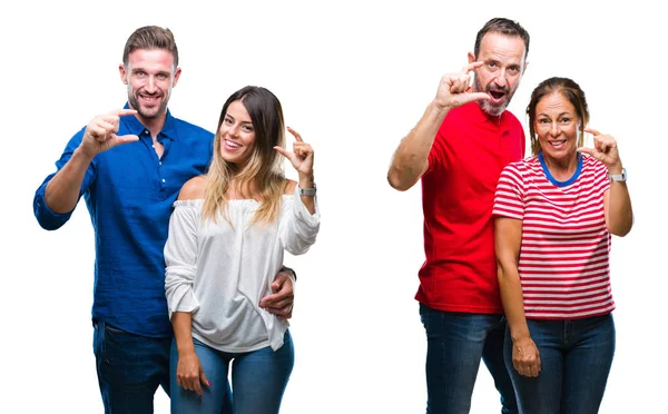 年轻和成熟的夫妇的拼贴在孤立的背景微笑和自信的手势与手做大小标志用手指 而看和相机 测量概念 — 图库照片