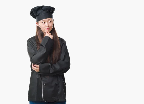 Junge Chinesin Mit Isoliertem Hintergrund Kochuniform Mit Der Hand Kinn — Stockfoto