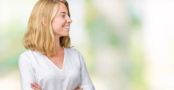 Hermosa Joven Elegante Mujer Sobre Fondo Aislado Sonriendo Mirando Lado —  Fotos de Stock