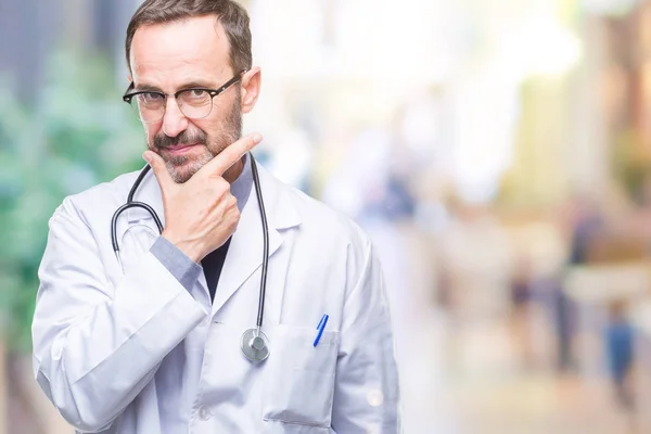 Médico Hoary Sênior Meia Idade Vestindo Uniforme Médico Isolado Fundo — Fotografia de Stock