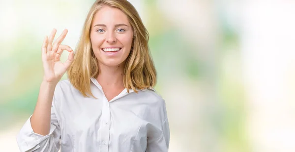 Mooie Jonge Zakenvrouw Geïsoleerde Achtergrond Glimlachend Positieve Doen Teken Met — Stockfoto