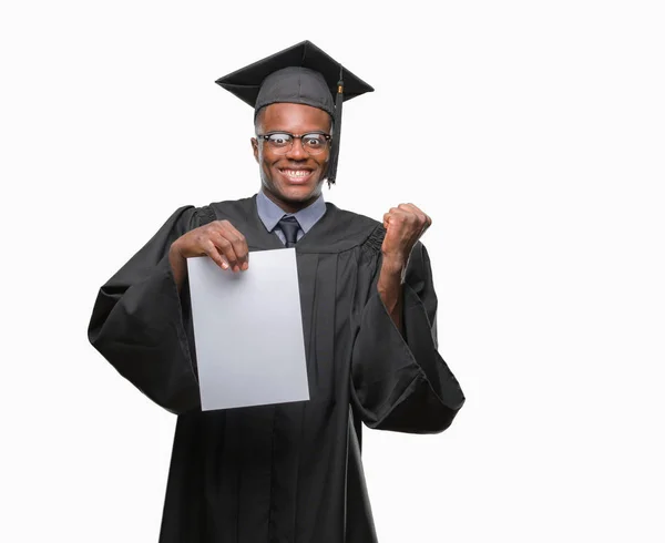 Jovem Graduado Afro Americano Homem Segurando Papel Branco Grau Sobre — Fotografia de Stock