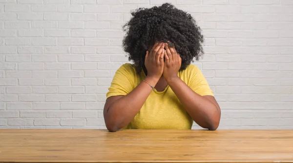 Mujer Afroamericana Joven Sentada Mesa Casa Con Expresión Triste Cubriendo — Foto de Stock