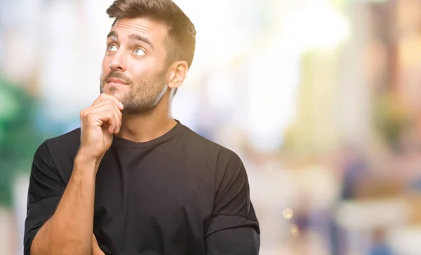 Joven Hombre Guapo Sobre Fondo Aislado Con Mano Barbilla Pensando —  Fotos de Stock