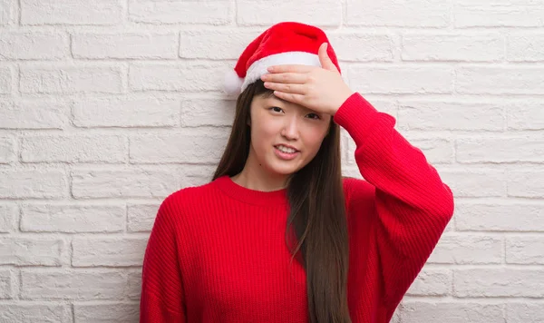 Jovem Chinesa Vestindo Chapéu Papai Noel Estressado Com Mão Cabeça — Fotografia de Stock