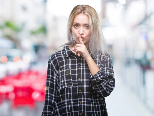 Jonge Blonde Vrouw Geïsoleerde Achtergrond Vragen Stil Met Vinger Lippen — Stockfoto