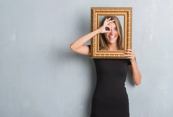 Beautiful Young Woman Grunge Grey Wall Holding Vintage Frame Happy — Stock Photo, Image