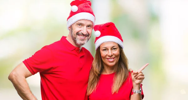 Coppia Ispanica Mezza Età Indossa Cappello Natale Sfondo Isolato Con — Foto Stock