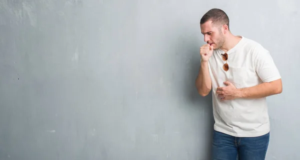 Young Caucasian Man Grey Grunge Wall Wearing Sunglasses Feeling Unwell — Stock Photo, Image