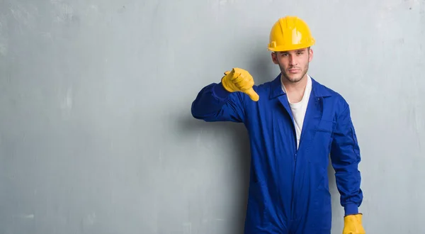 Young Caucasian Man Grey Grunge Wall Wearing Contractor Uniform Safety — Stock Photo, Image