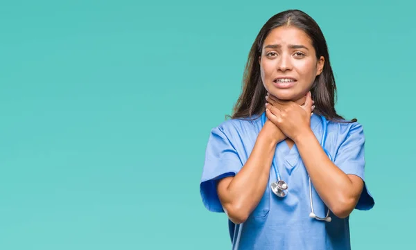 Mujer Joven Médico Árabe Cirujano Sobre Fondo Aislado Gritando Sofocar — Foto de Stock